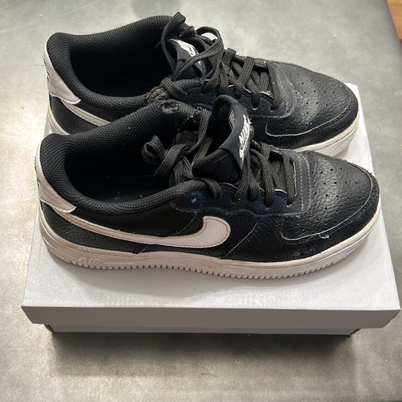 ✨Air Force 1 NIKE black white swoosh as is priced to sell 5 youth - Picture 5 of 5